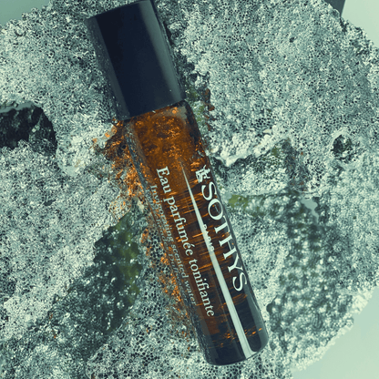 SOTHYS Eau Parfumée Tonifiante Roll-on 15 ml – Erfrischender Duft mit Zitrone und Meeresnoten, Fotografie auf Eisfläche