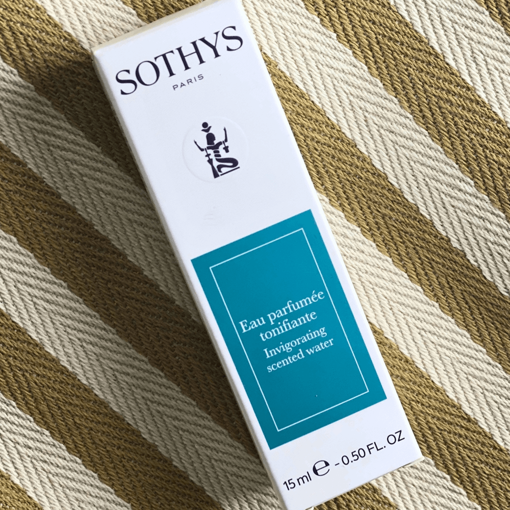 SOTHYS Eau Parfumée Tonifiante 15 ml – Vitalisierender Duft-Roll-on, Produktflakon mit Verpackung
