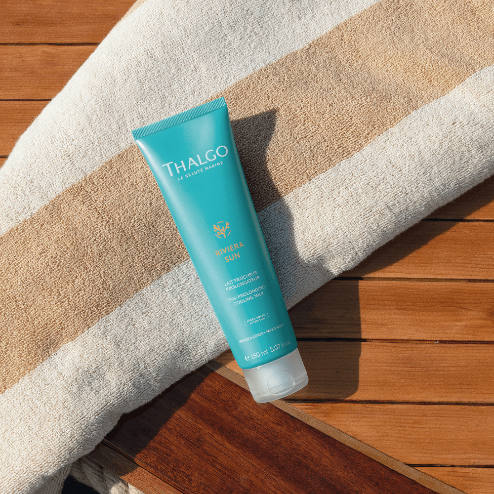 Thalgo Riviera Sun Cooling Milk 150 ml – Aftersun-Lotion Moodbild auf Handtuch, kühlend &amp; bräunungsverlängernd