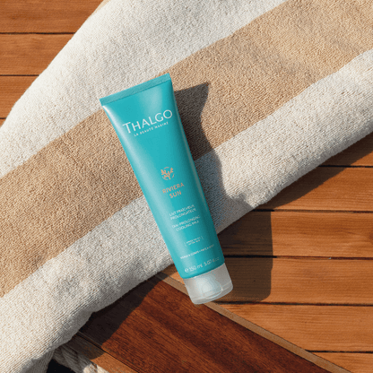 Thalgo Riviera Sun Cooling Milk 150 ml – Aftersun-Lotion Moodbild auf Handtuch, kühlend &amp; bräunungsverlängernd