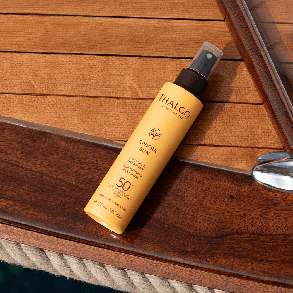 Thalgo Riviera Sun Moisturising Milky Spray SPF 50+ – Moodbild Sonnenschutz auf Bootsdeck, feuchtigkeitsspendend